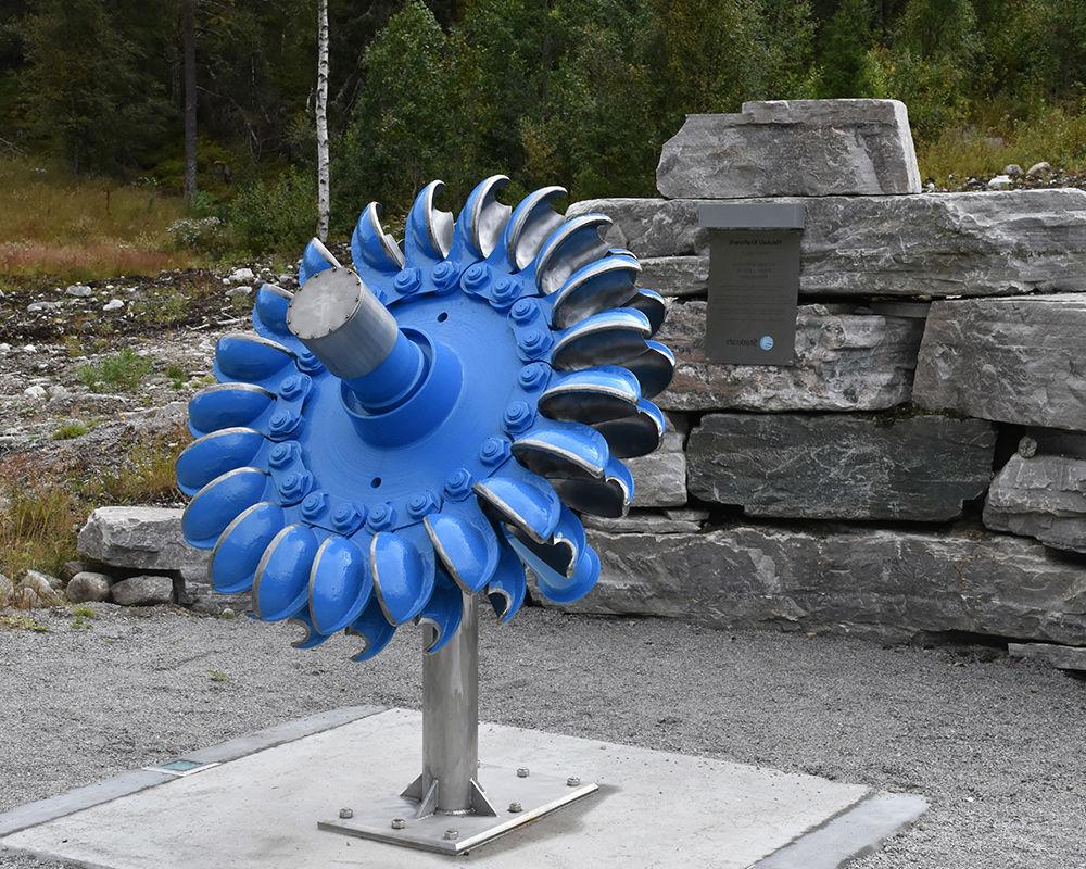 一个旧的涡轮转轮和一块纪念牌匾庆祝老Haukeli发电厂运行50多年